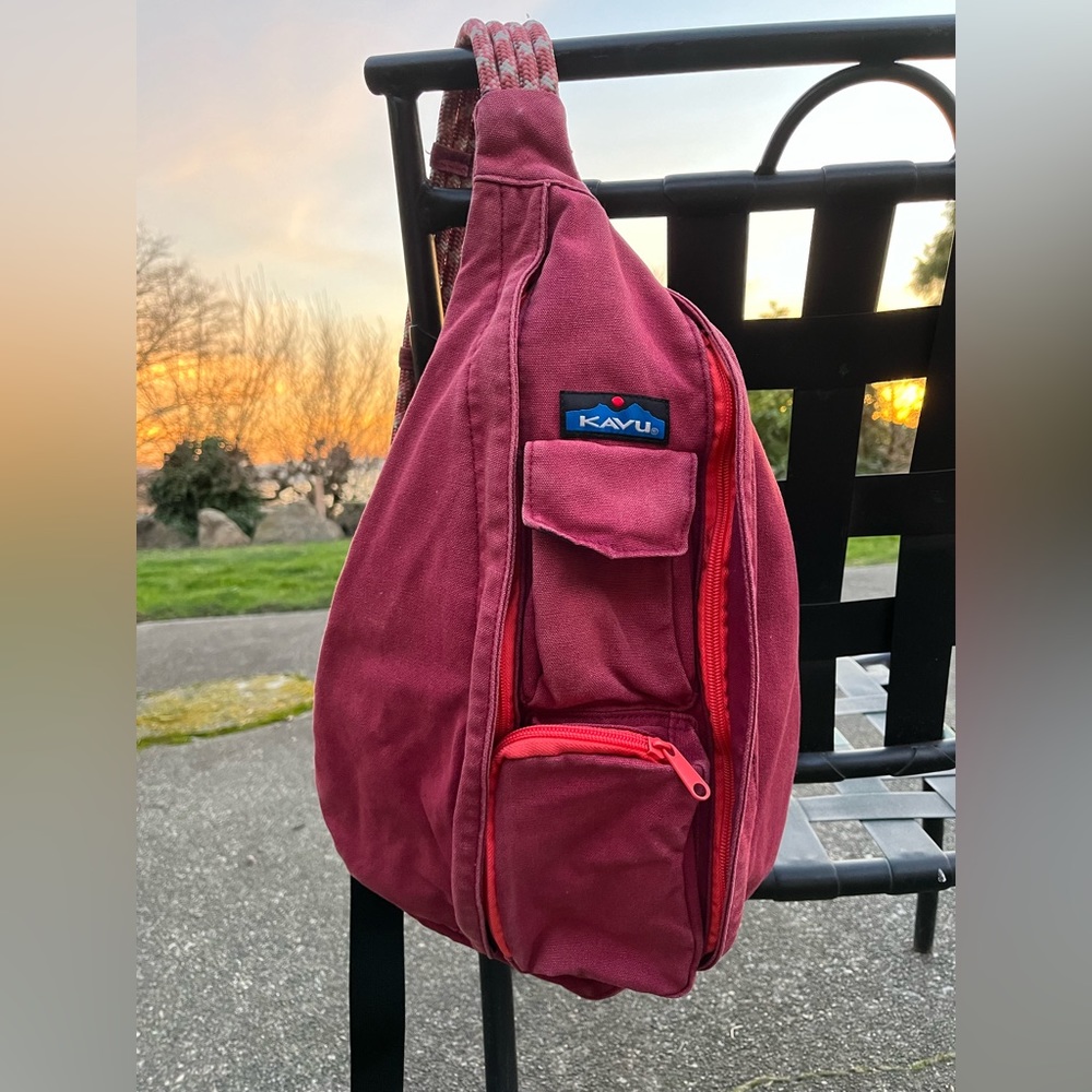 Maroon w/ bright pink zippers full size Kavu rope bag!